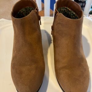 Cat & Jack size 5 tan bootie